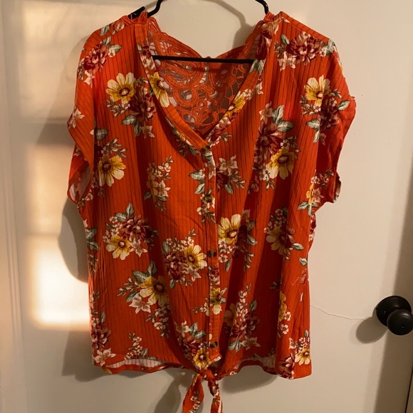 Floral shirt with front tie detail 2x - Picture 1 of 1